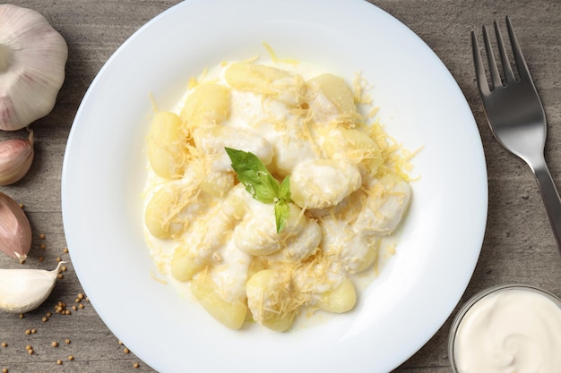 Concetto di cibo gustoso con gnocchi di patate, vista dall'alto