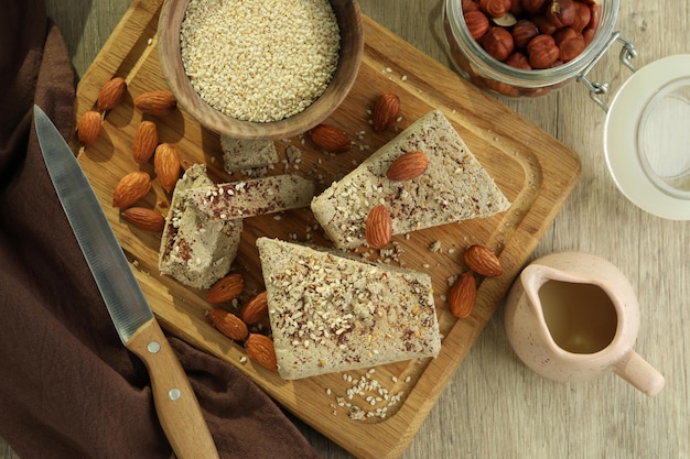 Concetto di cibo gustoso con halva su fondo in legno