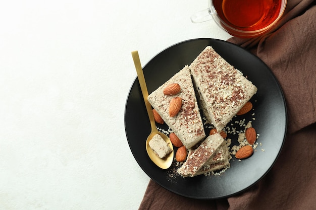 Concetto di cibo gustoso con halva su sfondo bianco strutturato