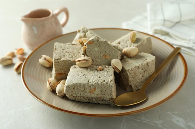 Concetto di cibo gustoso con halva su sfondo chiaro