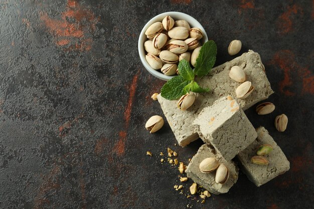 Concetto di cibo gustoso con halva su sfondo scuro con texture