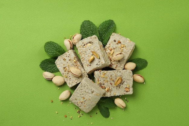 Concetto di cibo gustoso con halva su sfondo verde