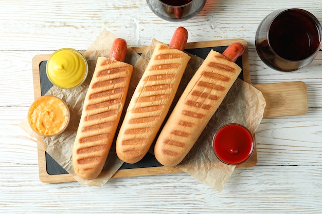 Concetto di cibo gustoso con hot dog francese