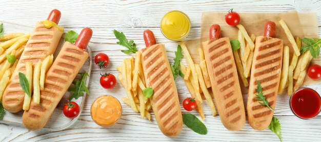 Concetto di cibo gustoso con hot dog francese