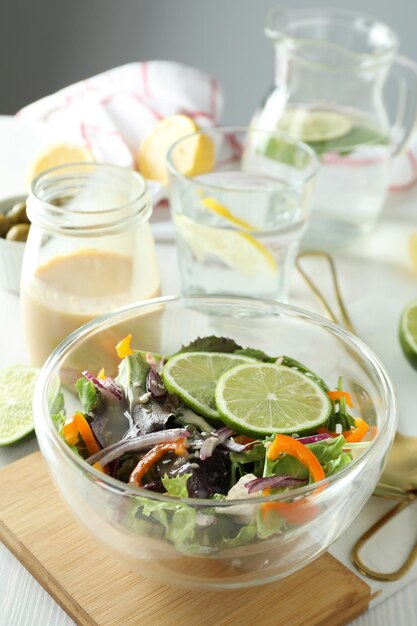 Concetto di cibo gustoso con insalata di verdure con salsa tahini da vicino