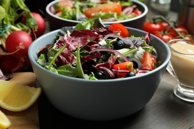 Concetto di cibo gustoso con insalata di verdure con salsa tahini da vicino