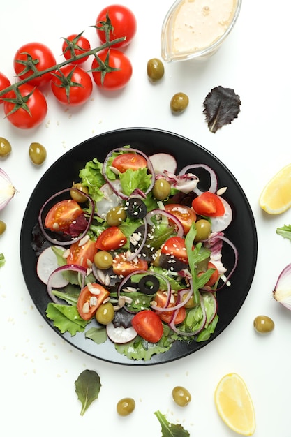 Concetto di cibo gustoso con insalata di verdure con salsa tahini su sfondo bianco