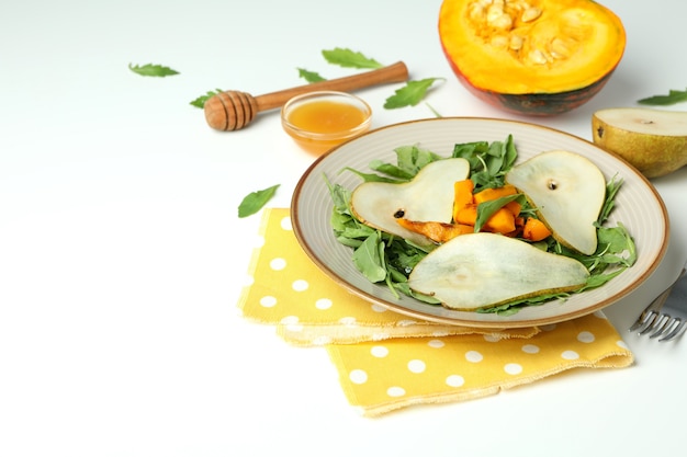 Concetto di cibo gustoso con insalata di zucca su sfondo bianco