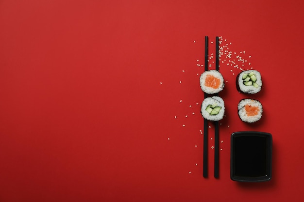 Concetto di cibo gustoso con involtini di sushi spazio per il testo