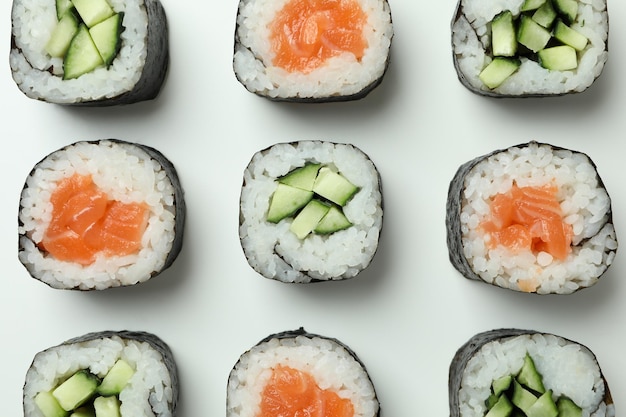 Concetto di cibo gustoso con maki su sfondo bianco