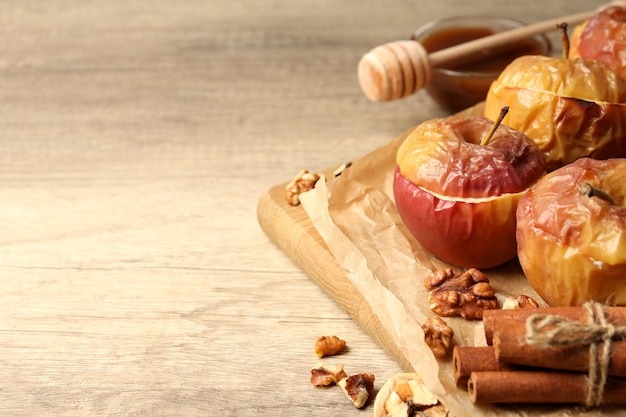 Concetto di cibo gustoso con mela al forno su fondo in legno