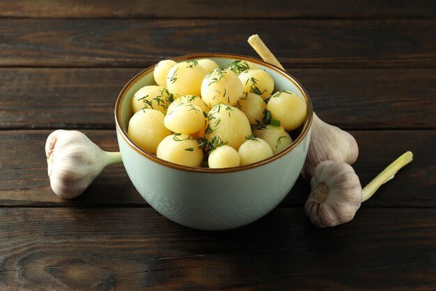 Concetto di cibo gustoso con patate novelle bollite