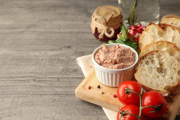 Concetto di cibo gustoso con patè, spazio per il testo