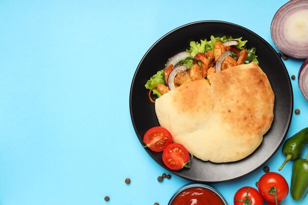 Concetto di cibo gustoso con pita con carne di pollo