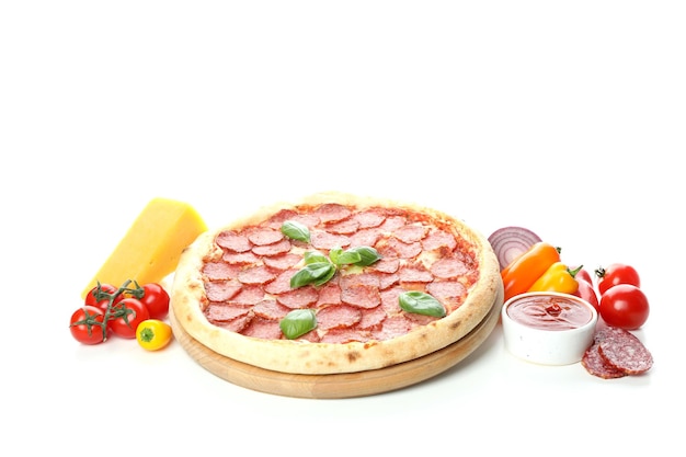 Concetto di cibo gustoso con pizza al salame isolato su sfondo bianco