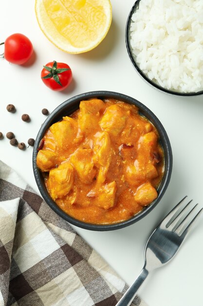 Concetto di cibo gustoso con pollo tikka su sfondo bianco