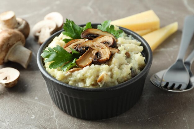 Concetto di cibo gustoso con risotto ai funghi, primo piano