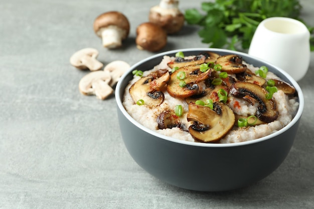 Concetto di cibo gustoso con risotto ai funghi, spazio per il testo