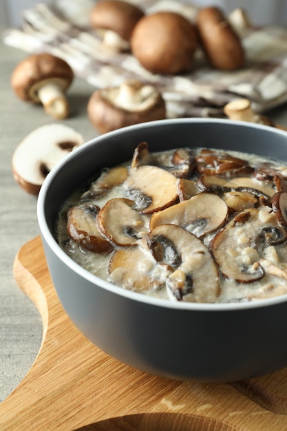 Concetto di cibo gustoso con salsa di funghi su fondo di legno grigio