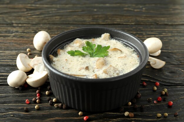 Concetto di cibo gustoso con salsa di funghi su fondo di legno