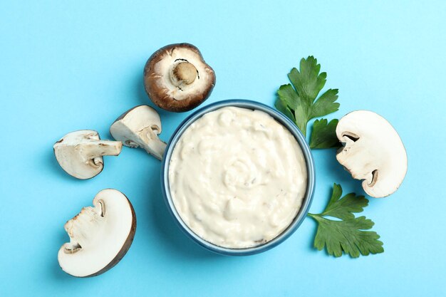 Concetto di cibo gustoso con salsa di funghi su sfondo blu