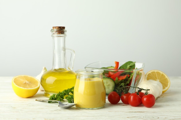 Concetto di cibo gustoso con salsa su tavola di legno bianca