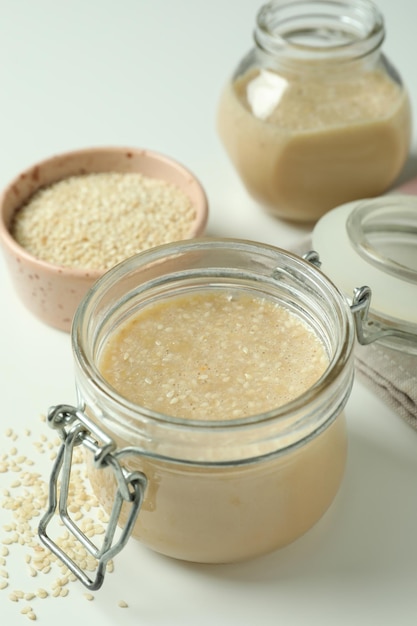 Concetto di cibo gustoso con salsa tahini su sfondo bianco