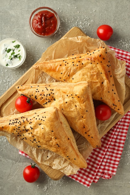 Concetto di cibo gustoso con samsa su sfondo grigio