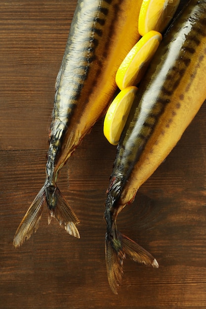 Concetto di cibo gustoso con sgombro affumicato su fondo di legno