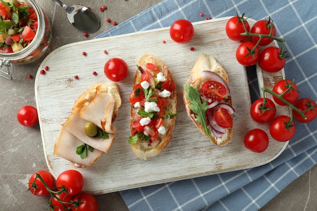 Concetto di cibo gustoso con snack bruschette