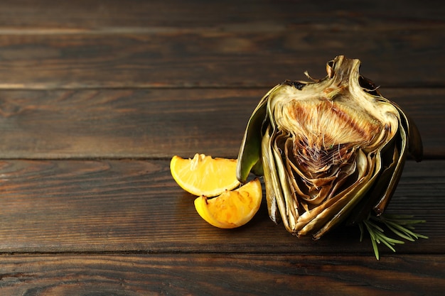 Concetto di cibo gustoso con spazio per il testo di carciofi alla griglia