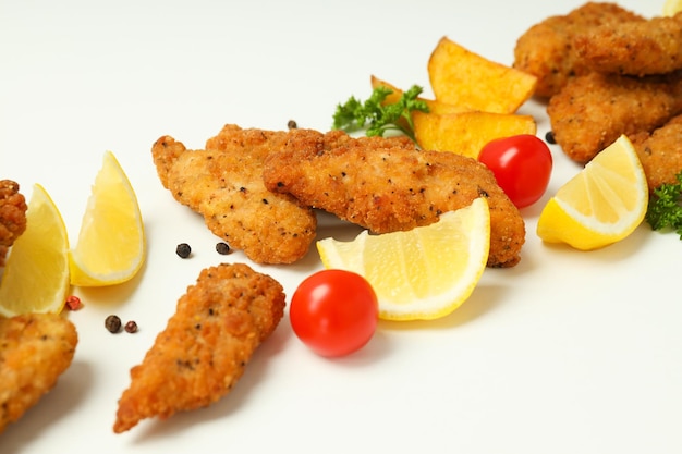 Concetto di cibo gustoso con strisce di pollo da vicino