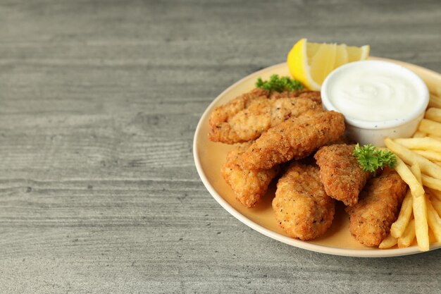 Concetto di cibo gustoso con strisce di pollo spazio per il testo