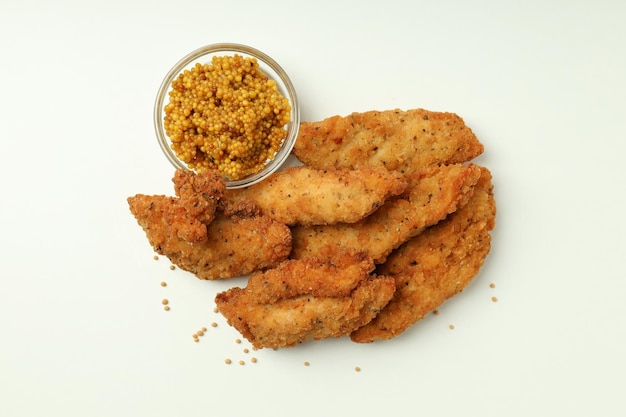 Concetto di cibo gustoso con strisce di pollo su sfondo bianco