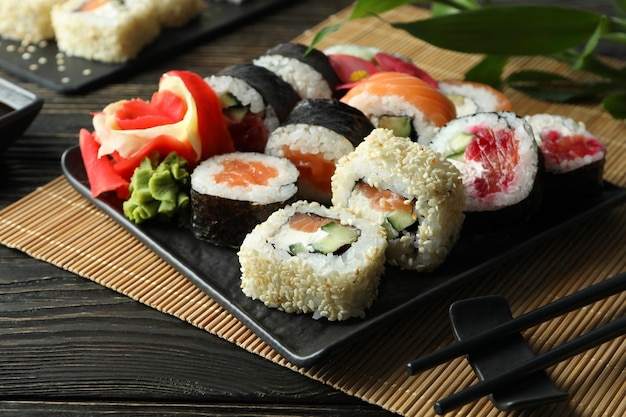 Concetto di cibo gustoso con sushi da vicino