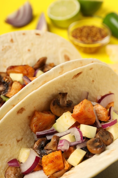 Concetto di cibo gustoso con taco da vicino