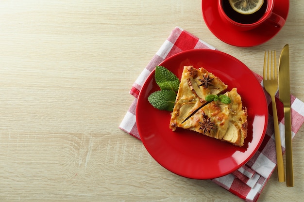 Concetto di cibo gustoso con torta di mele su fondo in legno