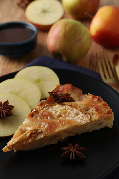Concetto di cibo gustoso con torta di mele su fondo in legno
