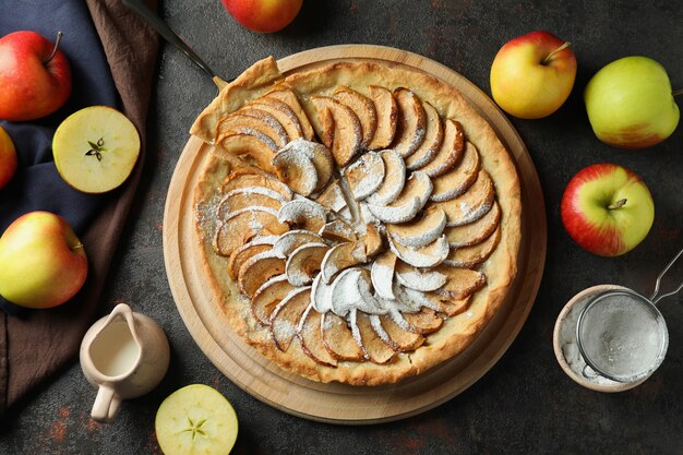 Concetto di cibo gustoso con torta di mele su sfondo strutturato