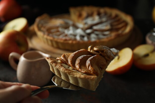 Concetto di cibo gustoso con torta di mele sul tavolo strutturato