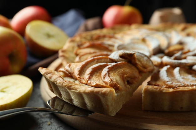 Concetto di cibo gustoso con torta di mele sul tavolo strutturato