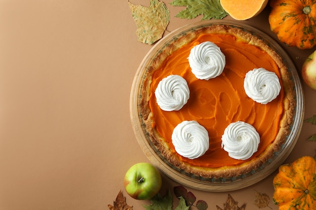 Concetto di cibo gustoso con torta di zucca su sfondo beige