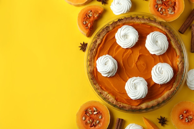 Concetto di cibo gustoso con torta di zucca su sfondo giallo