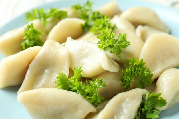 Concetto di cibo gustoso con vareniki o pierogi, primo piano