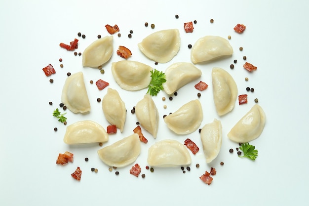 Concetto di cibo gustoso con vareniki o pierogi su bianco