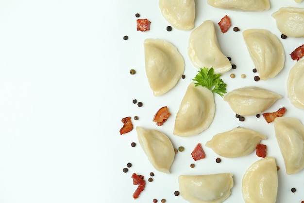 Concetto di cibo gustoso con vareniki o pierogi su bianco