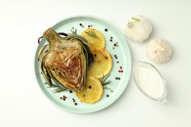 Concetto di cibo gustoso con vista dall'alto di carciofi grigliati