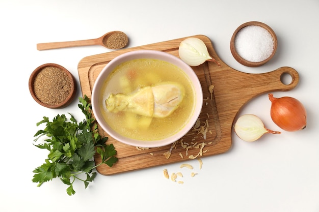 Concetto di cibo gustoso con zuppa di pollo, vista dall'alto