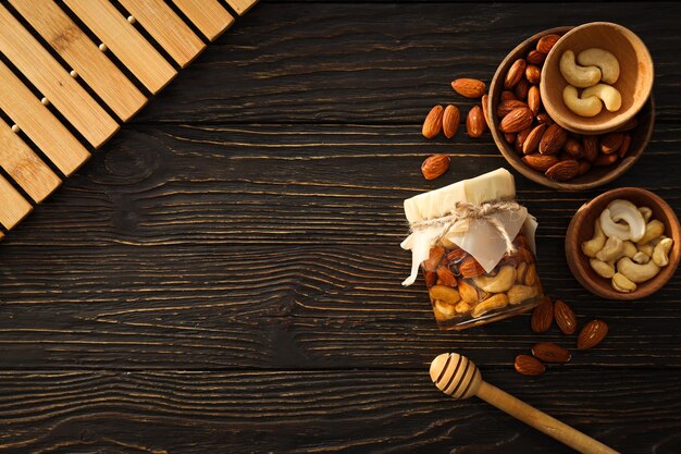 Concetto di cibo gustoso e dolce miele con noci