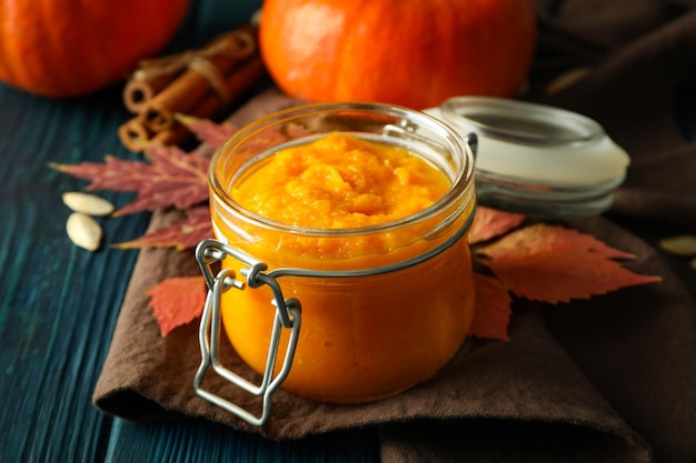 Concetto di cibo gustoso marmellata di zucca da vicino